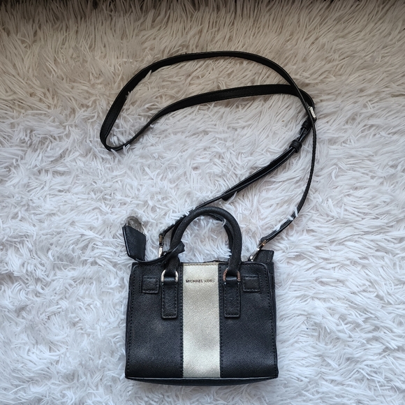Michael Kors Black and White Crossbody Bag with Sophisticated Design - Picture 2 of 7